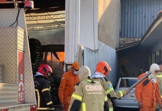 O Corpo de Bombeiros já estão ao local, e não há informações sobre feridos (Foto: Diane Sampaio/FolhaBV)