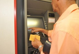Procedimento deve ser feito na agência bancária onde beneficiários recebem o pagamento (Foto: Arquivo/Agência Brasil)