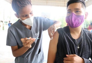Richardson da Silva, 18, tomando a primeira dose da vacina. (Foto: Diane Sampaio Folha BV)