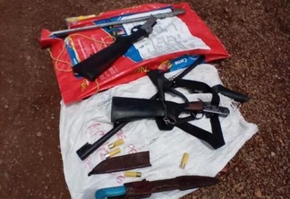 Armas são de calibre 20, estavam desmontadas e enroladas em sacos plásticos com quatro munições intactas. (Foto: Divulgação)