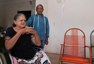 Seu Sebastião e dona Maria estão com a luz cortada desde 2019 (Foto: Nilzete Franco)