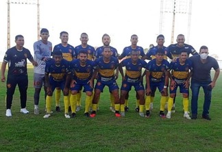 O elenco perfilado do Sampaio-RR no estádio Zerão, em Macapá-AP (Foto: GE Paes)
