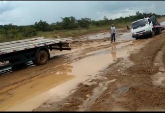 Segundo moradores, é comum veículos ficarem atolados na região (Foto: Divulgação)