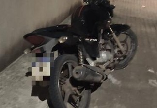 A motocicleta foi roubada e recuperada minutos depois por uma guarnição do Segundo Batalhão da Polícia Militar. (Foto: Divulgação)