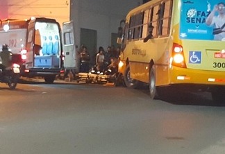 A motocicleta ficou parcialmente embaixo de ônibus após a colisão. (Foto: Divulgação)