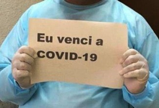 Paciente exibe placa após vencer a Covid-19 (Foto: Divulgação/Ilustração)