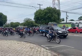 Mototaxistas seguiram cortejo fúnebre de Thiago Viana (Foto: Reprodução)