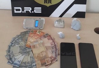 No bolso da calça do suspeito foi encontrada uma porção de maconha e R$ 176  (Foto: Divulgação/PCRR)