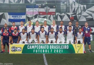 O elenco perfilado do Asatur FC no Rio de Janeiro (Foto: Divulgação)