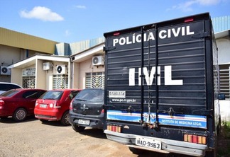 A Perícia da Polícia Civil e o Instituto Médico Legal (IML) foram chamados e o corpo foi removido para realização de exames periciais (Foto: Nilzete Franco)