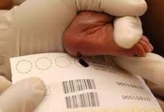 O exame é feito a partir do sangue coletado do calcanhar do bebê e que permite identificar doenças graves, (Foto: Divulgação)