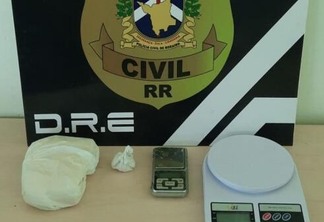 Foram apreendidos drogas, balança de precisão e dinheiro (Foto: Divulgação/Polícia Civil)