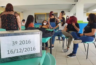 Nesta sexta-feira, 17, alguns dos alunos se reuniram para relembrar o momento vivido por eles através da abertura da cápsula.(Foto: Leandro de Souza/FolhaBV)