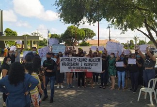 Profissionais da área se reuniram em frente ao Palácio 9 de Julho (Foto: Divulgação)