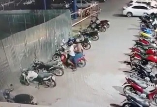 Após escolher a moto, o homem faz uma ligação direta e furta a moto. A mulher sai em seguida, pilotando a Biz. A ação dura cerca de um minuto. (Foto:Reprodução)