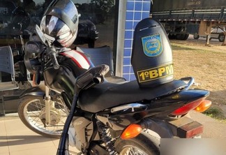 O condutor do veículo disse não saber que a motocicleta havia a restrição de roubo e disse que tinha comprado a moto há seis meses. (Foto: Divulgação)