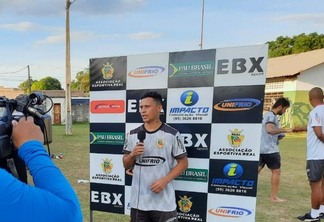 Volante Romarinho falou com imprensa após o treino físico e técnico do meio de semana (Foto: Nailson Almeida/Agência Real)