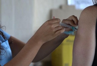 Previsão é que o Brasil receba em janeiro um total de 4,3 milhões de doses da vacina (Divulgação)