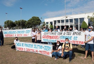 Manifestação está acontecendo agora em frente ao Palácio Senador Hélio Campos (Foto: Nilzete Franco/FolhaBV)