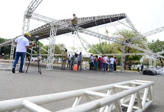 A prefeitura iniciou a montagem da estrutura nos dois pontos para o evento (Foto: Nilzete Franco/FolhaBV)