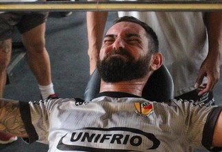 Deni Gaúcho trabalha fortalecimento muscular na academia parceira do clube (Foto: Granieri Pietro/Agência Real)