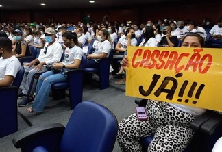 Manifestantes exibem cartazes pedindo a cassação de Jalser Renier (Foto: Nilzete Franco/FolhaBV)