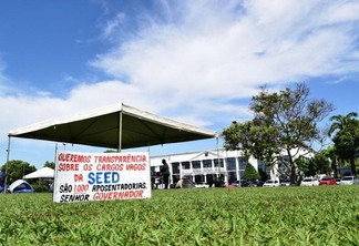 Grupo colocou faixas em frente ao Palácio do Governo de Roraima (Foto: Nilzete Franco/FolhaBV)