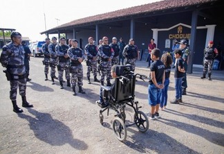 A visita ocorreu após um sorteio realizado pela Polícia Militar no Instagram da corporação (Foto: Divulgação)