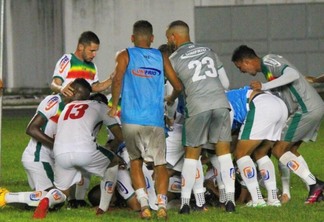 Atletas do Real fecham Jerinha na comemoração do gol da vitória sobre o Náutico. (Foto: Granieri Pietro/Agência Real)