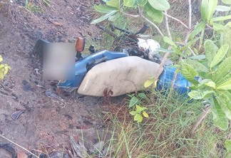 A motocicleta foi encontrada depenada as margens da BR-401 (Foto: Divulgação)
