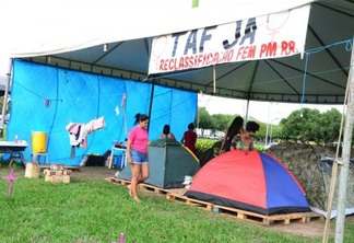 Mesmo após a decisão judicial, candidatas mantêm o acampamento montado há 51 dias em frente ao Governo (Foto: Nilzete Franco/FolhaBV)
