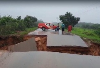 Chuvas causaram rompimento da rodovia federal que liga Caroebe, São João da Baliza, São Luiz e Caracaraí (Foto: Reprodução)