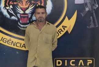 Após a prisão, Braz foi conduzido à sede da Dicap e após os procedimentos de rotina foi entregue aos polícias da Delegacia Interestadual para o cumprimento dos referidos mandados (Foto: Divulgação/Dicap)