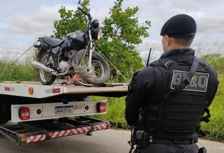 A motocicleta foi apreendida por constar restrição de roubo/furto. (Foto: Divulgação)