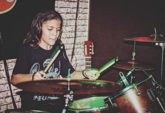 Max Julian de 12 anos é baterista de death metal da banda Ironic Hate (Foto: Arquivo pessoal)