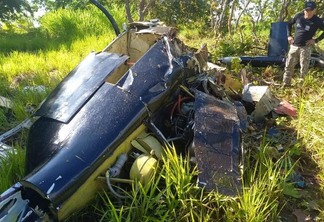 Helicóptero ficou destruído após a queda (Foto: Divulgação)