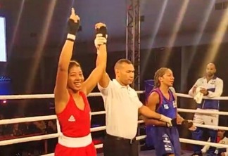Rafaela Silva é declarada vencedora da luta de estreia por decisão unânime dos juízes (Foto: Reprodução/CBBoxe)