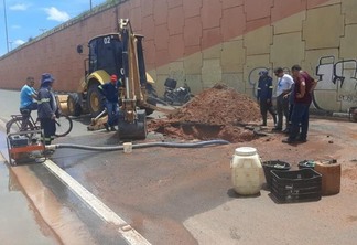 A equipe da Caer está no local a fim de fazer o reparo, restabelecer o sistema e normalizar o fornecimento de água. (Foto: Divulgação)