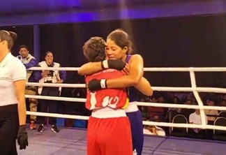 Rafaela Silva abraça Ana Alencar após vencê-la no primeiro round (Foto: Reprodução/CBBoxe)