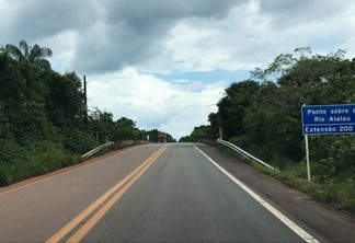 Ponte sobre o rio Alalaú, na divisa entre os Estados de Roraima e Amazonas (Foto: Lucas Luckezie/FolhaBV)