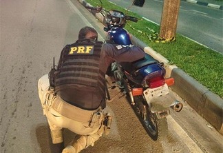 Uma motocicleta também foi recuperada (Foto: Divulgação/PRF)