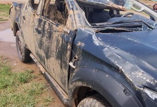 A caminhonete pertence a Secretaria de Agricultura do município de Pacaraima e ficou destruída (Foto: Divulgação)