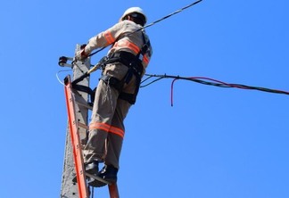 Entre os serviços, estão substituição de postes e extensão de rede (Foto: Arquivo FolhaBV)