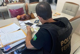 Policial federal durante operação iniciada nesta quinta-feira (Foto: PF)