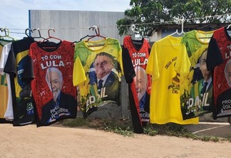 Venezuelanos faturam com venda de camisas de Lula e Bolsonaro nos semáforos de Boa Vista (Foto: Lucas Luckezie/FolhaBV)