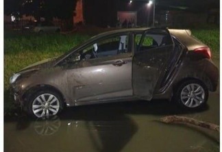 Veículo recuperado em um buraco, em uma lagoa (Foto: Divulgação)