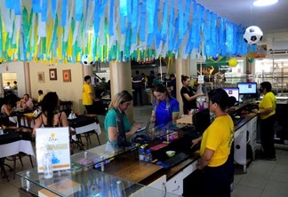 Restaurante da empresária Paula Vizel foi decorado para a Copa do Mundo com as cores do Brasil - Foto: Nilzete Franco/FolhaBV