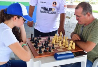 César Cheres, de 53 anos, ensinou a filha Beatriz Cheres, que hoje lhe ensina a jogar (Foto: Wenderson Cabral/FolhaBV)