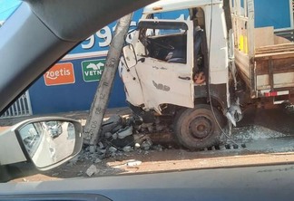 O caminhão chegou a colidir com um poste (Foto: Divulgação)