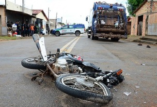 Motocicleta ficou destruída com o acidente - Foto: Nilzete Franco/Folha de Boa Vista